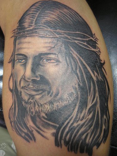 腿部灰色耶稣肖像纹身图案