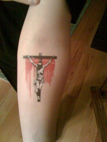 手臂彩色耶稣十字架纹身图片
