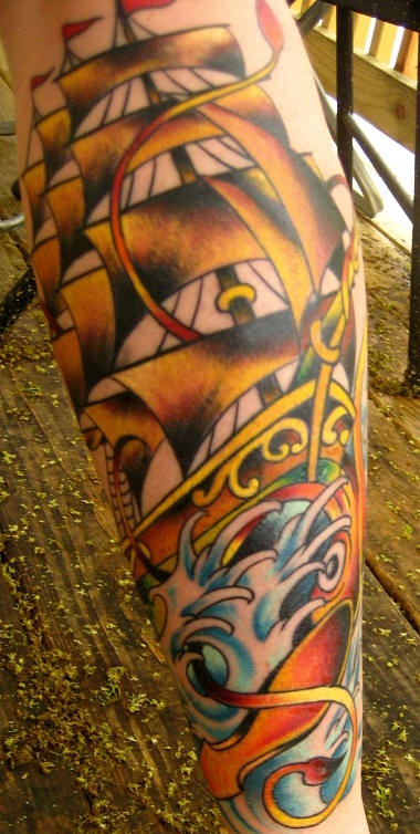 男性手臂彩色海盗船纹身图案