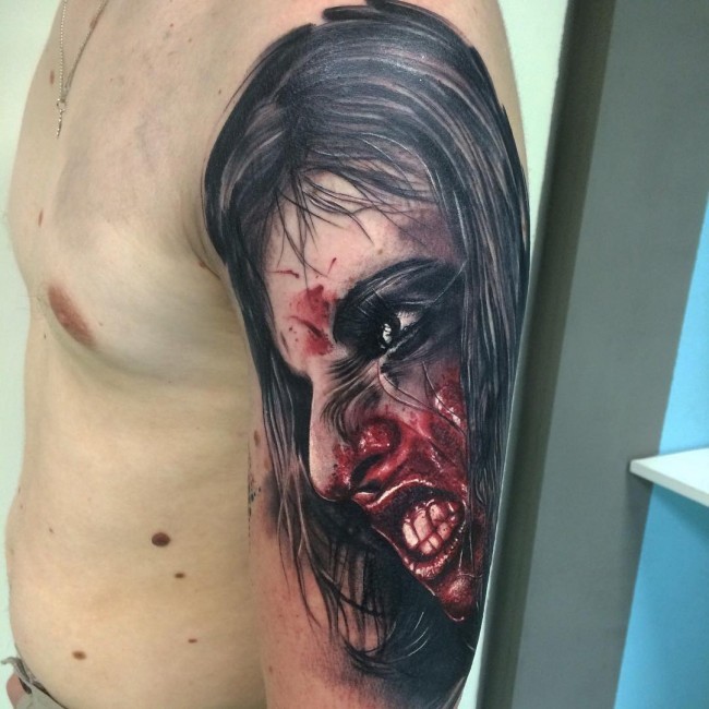 肩部彩色恐怖风格的血腥女人纹身图案