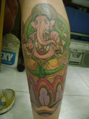 男性腿部彩色象神纹身图案