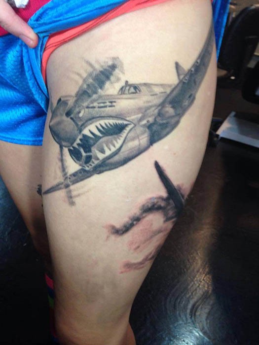 腿部黑灰逼真的二战飞机纹身图案