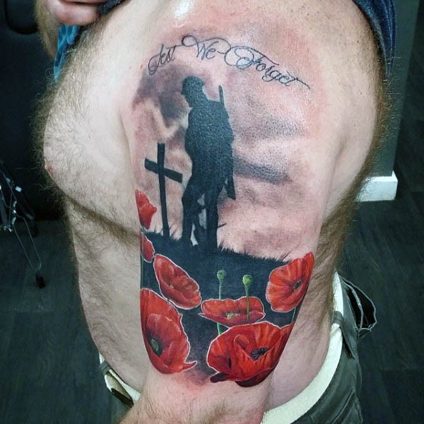 肩部彩色战争纪念碑人物与花朵纹身