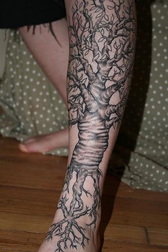 腿部黑棕色大树和树根纹身图片
