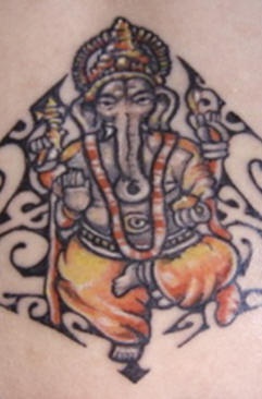 腰部彩色舞蹈的象神部落纹身图片
