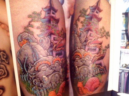 肩部彩色日本塔和神兽纹身图片