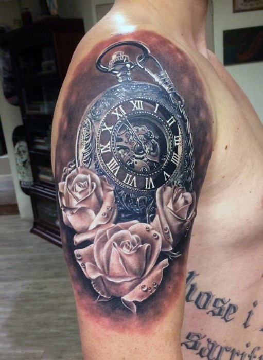 肩部极为逼真的老时钟与玫瑰纹身图案