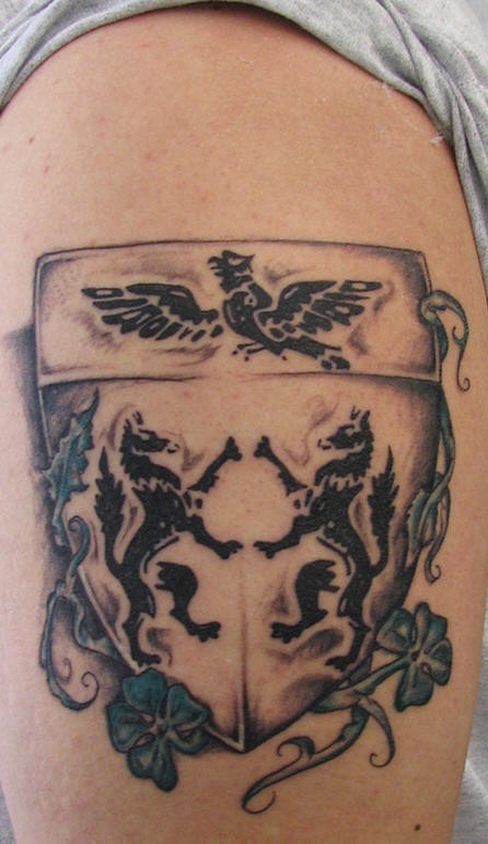 肩膀上两只黑色的战狼纹身图案