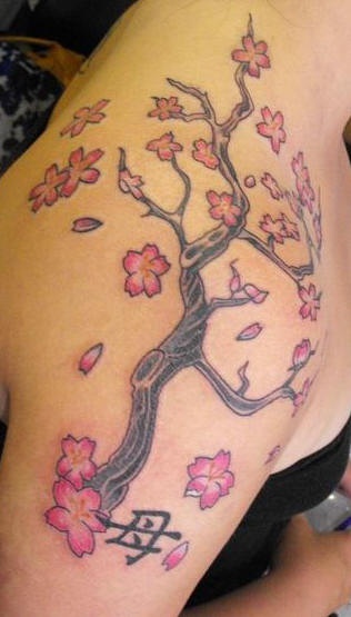 肩部彩色樱花树与汉字纹身图案
