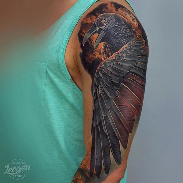 男性肩部逼真彩色乌鸦纹身图片