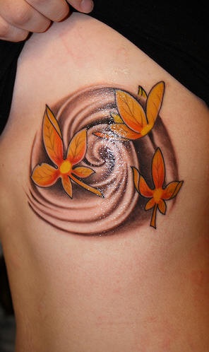 女性腰侧彩色橙色叶片纹身图案