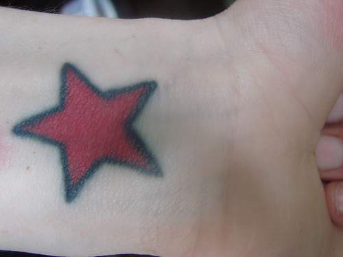 手腕简约红色五角星纹身图案
