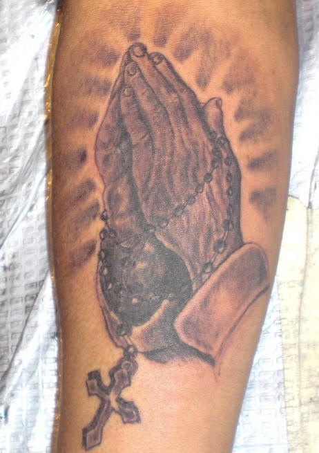 手臂棕色祷告的手与玫瑰纹身图片