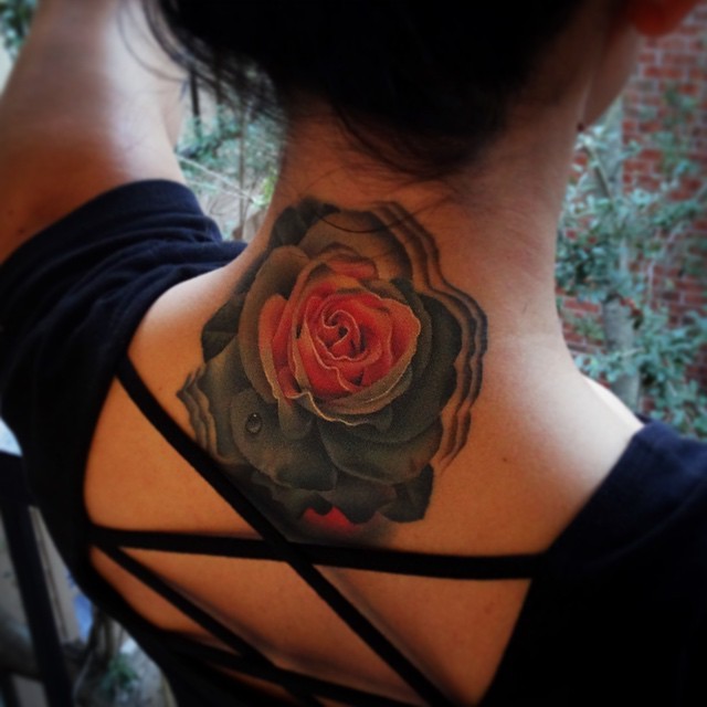 女性脖子彩色大玫瑰纹身图案