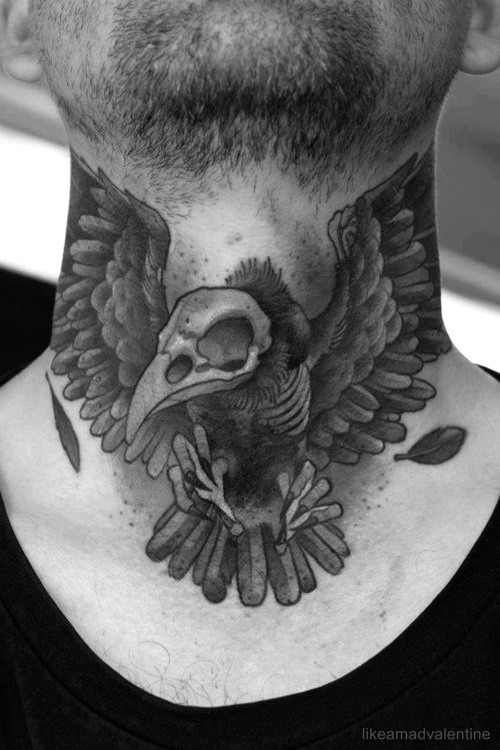 男性脖子黑灰乌鸦骷髅的纹身图片