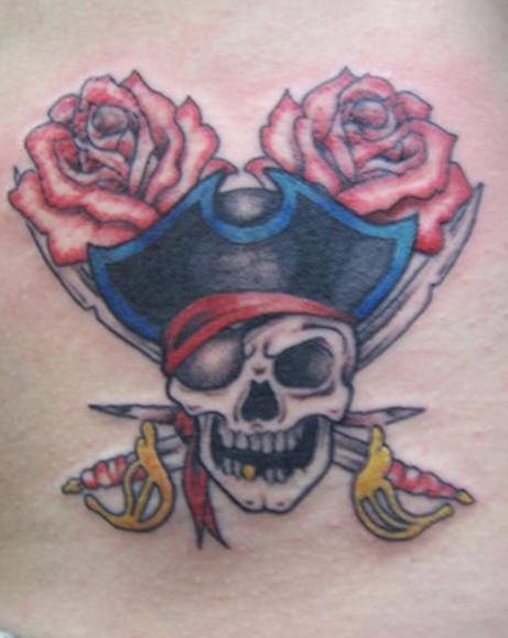 腰部彩色海盗骷髅玫瑰纹身图案