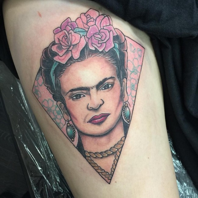 腿部彩色妇女肖像与鲜花纹身图片