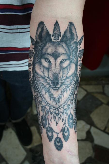 手臂黑灰保鲁夫土著狼纹身图案