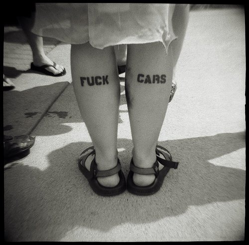 女性腿部黑色字母纹身图片