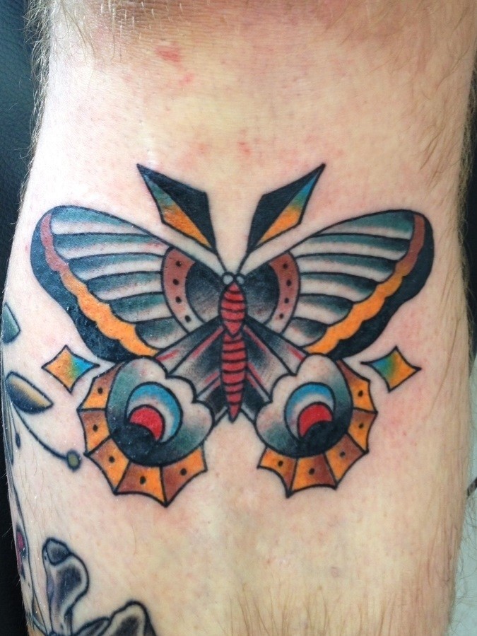 男性腿部彩色飞蛾纹身图案