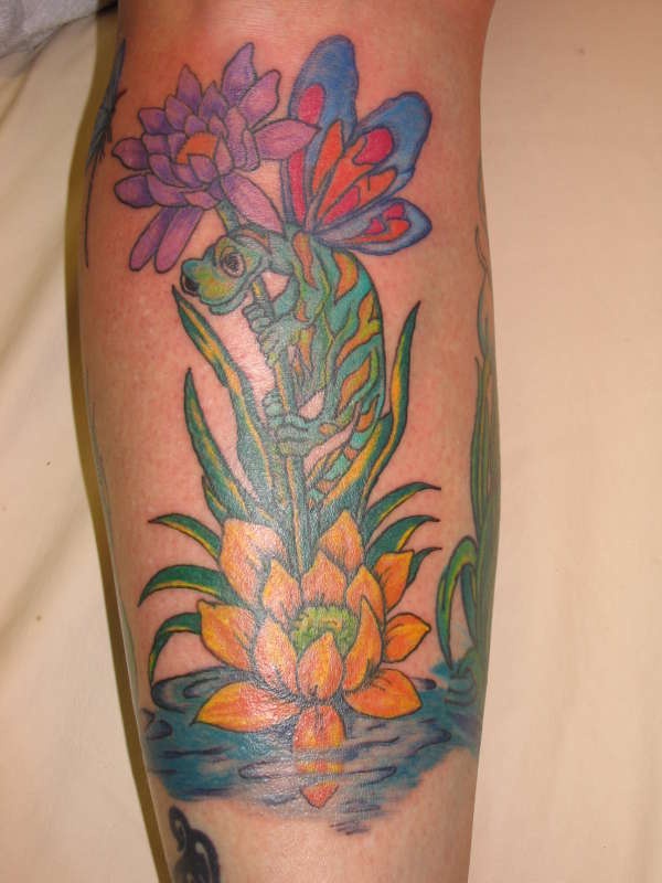 手臂彩色花上蜥蜴纹身图案