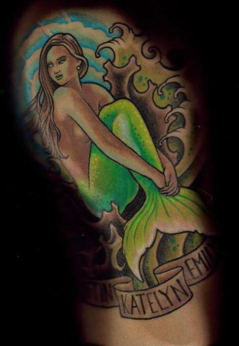 肩部彩色美人鱼在海洋中纹身图片
