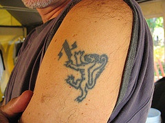 肩部简约狮子希伯来纹身图案