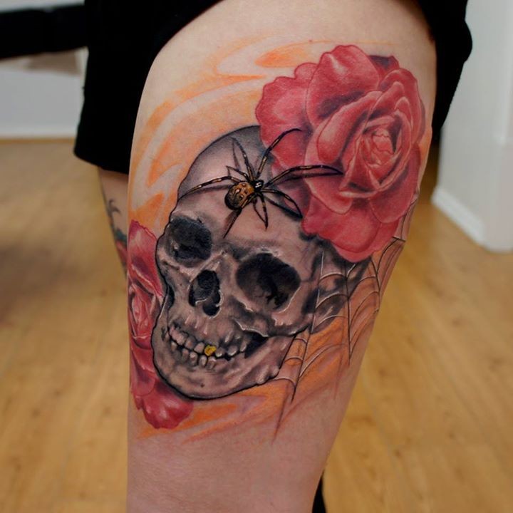 腿部彩色人类头骨和蜘蛛结合纹身图案