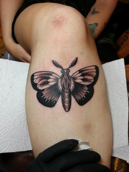女性腿部棕色飞蛾纹身图案