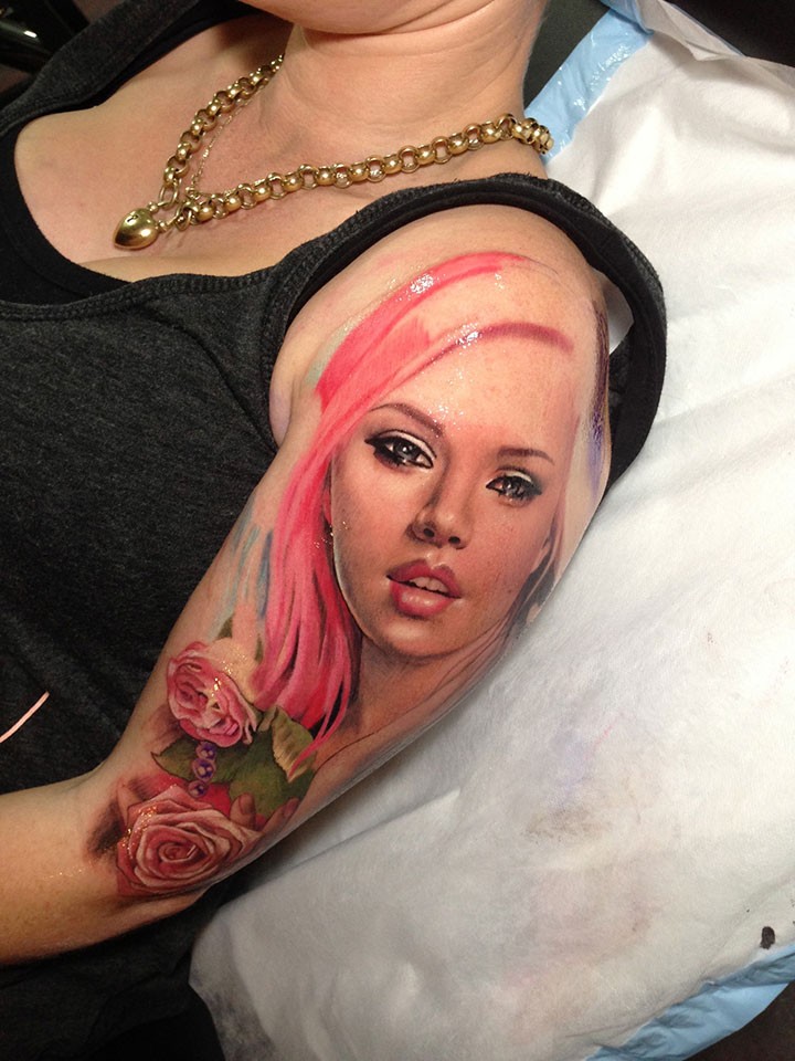 新风格带玫瑰女人的彩色肩部纹身图案