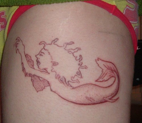 腿部简约卡通红色美人鱼纹身