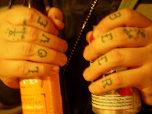 手指黑色字母字符纹身图案