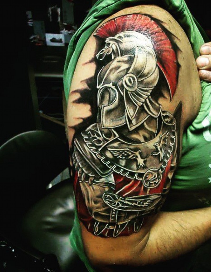 肩部彩色盔甲罗马战士纹身图片