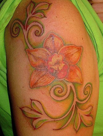 肩部彩色橙色的兰花纹身图案