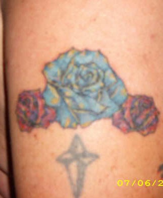 腿部彩色玫瑰花纹身图片