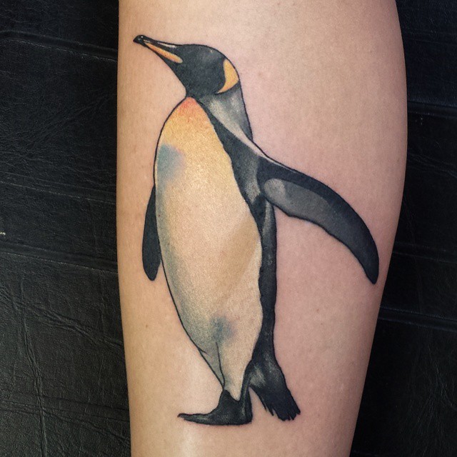 腿部彩色现实主义的企鹅纹身图片