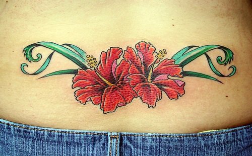 女性腰部彩色花朵风格纹身图案
