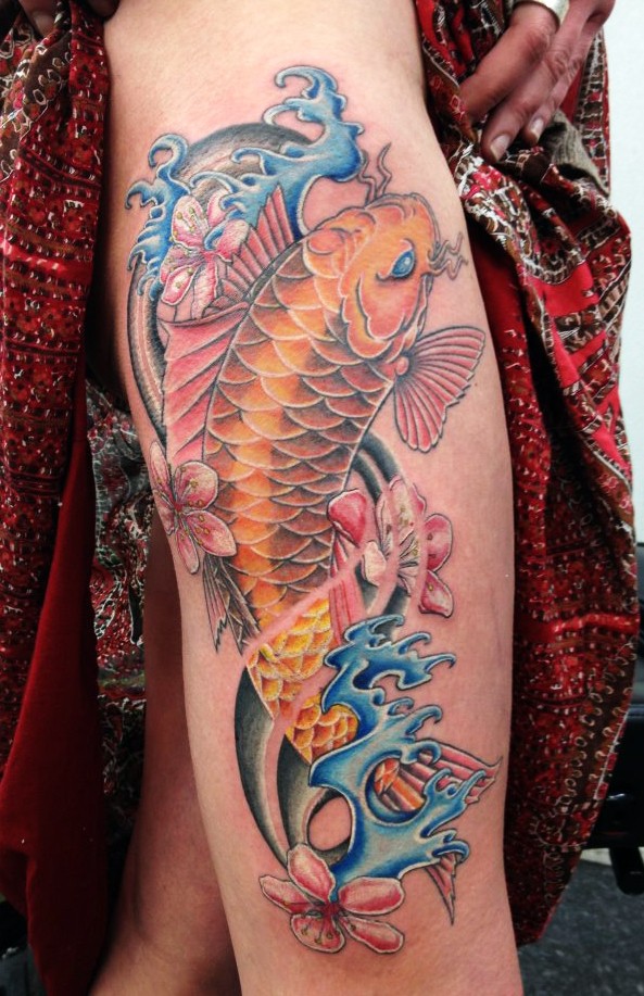 腿部彩色可爱的黄金锦鲤鱼纹身图片