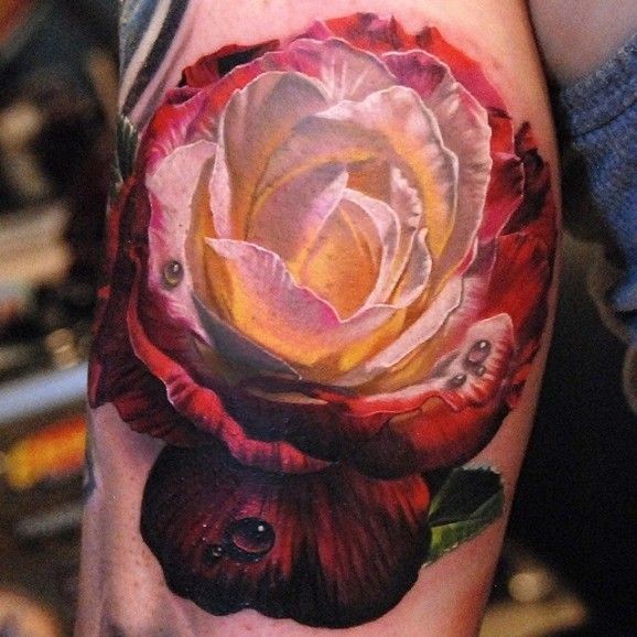 腿部逼真的彩色大玫瑰纹身图案