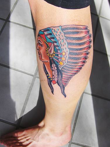 腿部彩色印度酋长羽毛纹身图片