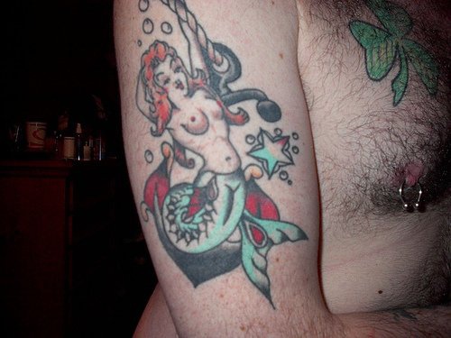手臂彩色裸脚美人鱼纹身图片