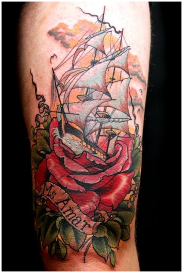 手臂彩色船与玫瑰花纹身图案