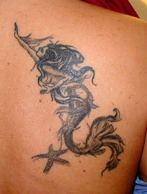 肩部黑灰美人鱼与海星纹身图片