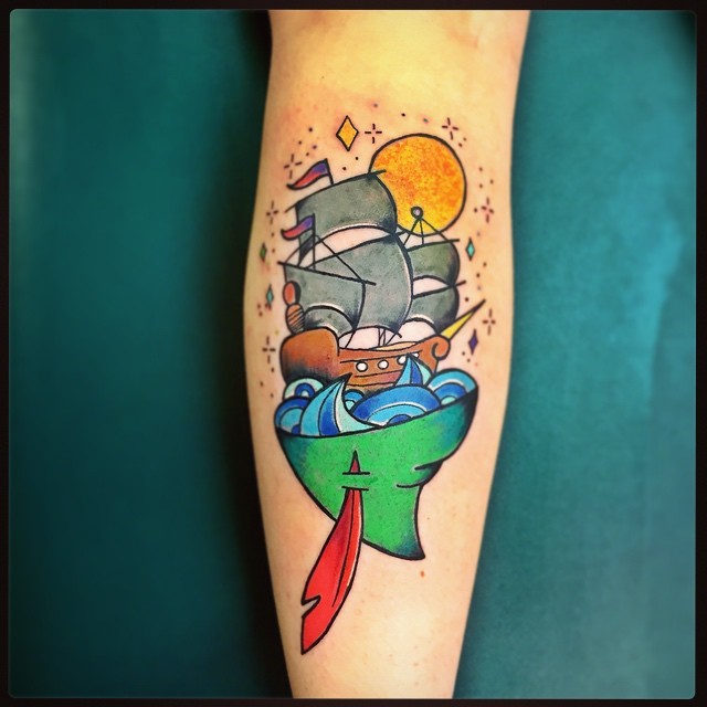 腿部彩色帆船与太阳纹身图片