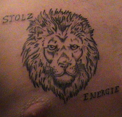 胸部黑色狮子头英文纹身图案