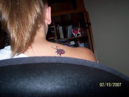 女性肩部彩色瓢虫纹身图案