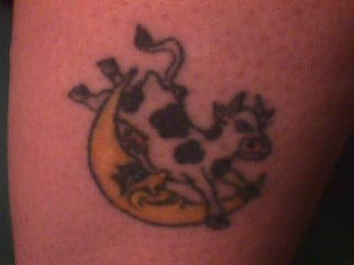 腿部彩色牛飞月亮纹身图片