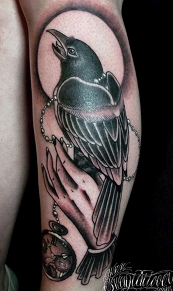 手臂old school棕色乌鸦与纹身图案