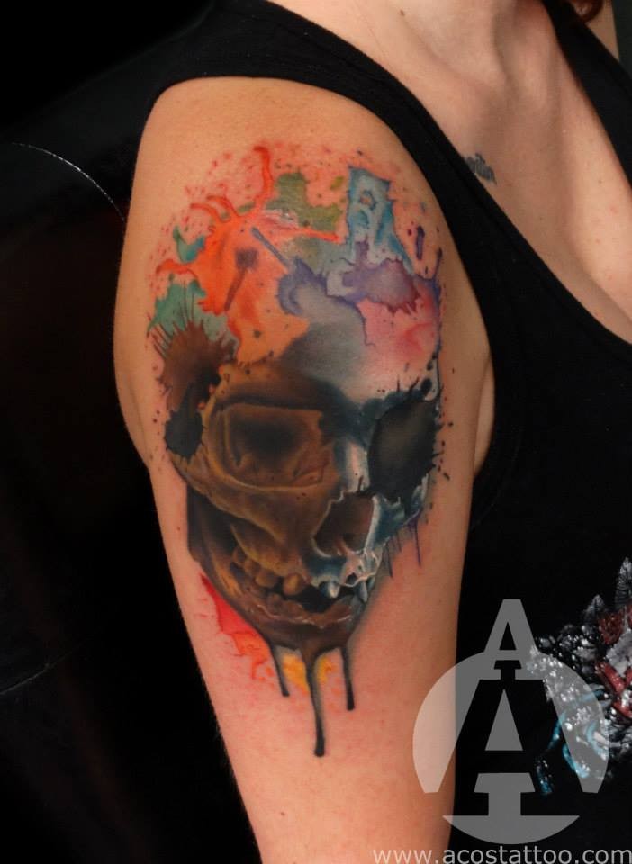 肩部水彩画风的人类骷髅纹身图案