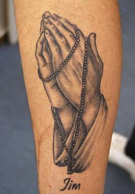手臂黑灰祷告的手和念珠纹身图片